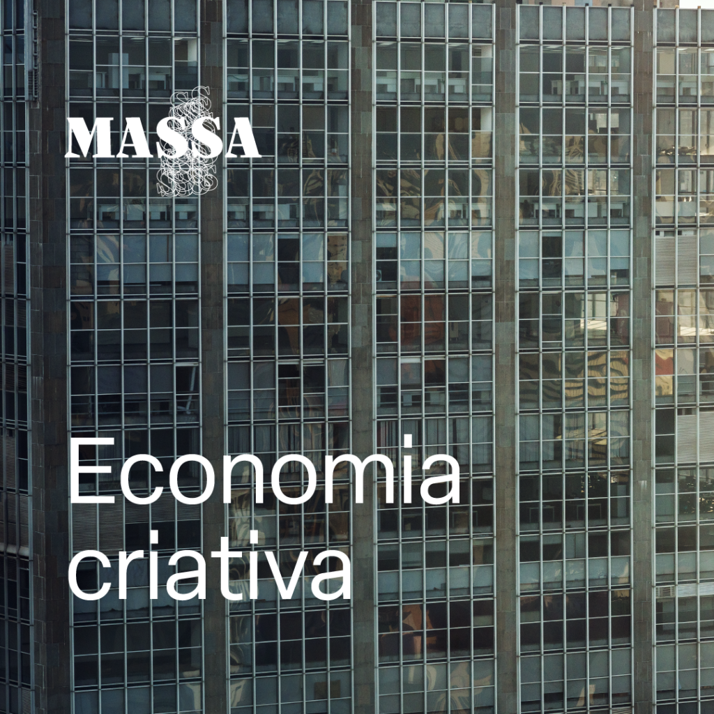 Economia criativa - Fachada de prédio de vidro e o texto "Economia criativa".