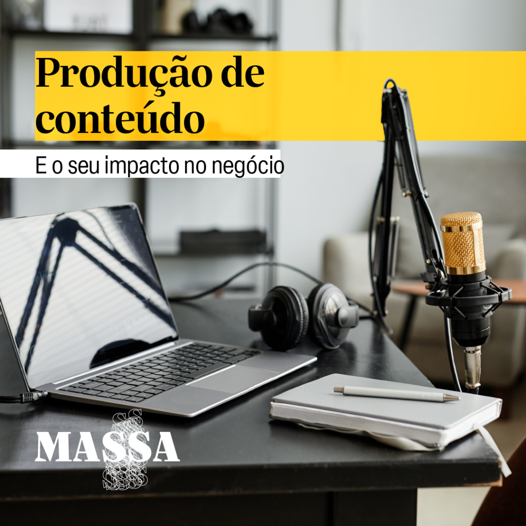 Arte com o título Produção de conteúdo e o seu impacto no negócio e a foto de um notebook, um microfone e um caderno com uma caneta em cima, em cima de uma mesa.